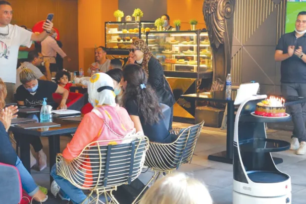 الروبوت «موزو»، الذي بات صديقاً محبباً لكثير من الأطفال والعائلات