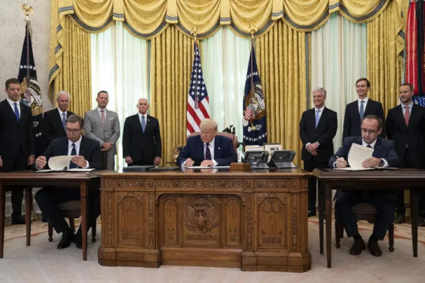 اتفاق في واشنطن على «التطبيع الاقتصادي» بين صربيا وكوسوفو