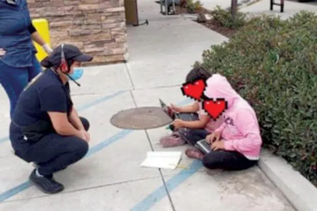 تلميذتان تستخدمان «واي ـ فاي» أحد المطاعم للدراسة