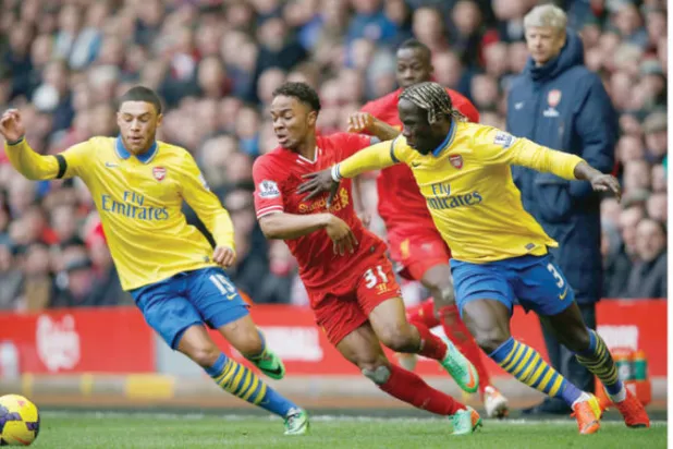 سانيا (يمين) يسعى لإيقاف ستيرلينغ في ملعب ليفربول عام 2014 (الغارديان)