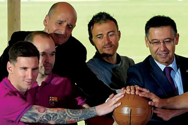 انسجام قبل أن تهب العاصفة... ميسي وبارتوميو وآخرون في النادي الكاتالوني (أ.ف.ب)