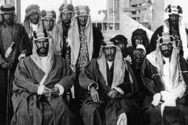  الملك عبد العزيز في الكويت مع الأمير مبارك الصباح ويرافق الملك أخوانه محمد، مسعود، سعد، عبد الله وابنه تركي (الصورة: وليم أتش. آي: شكسبير. المصدر: الجمعية الجغرافية الملكية)