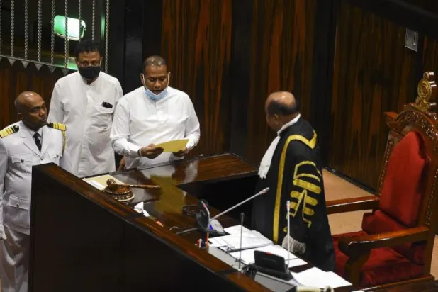 قاتل محكوم عليه بالإعدام يؤدي اليمين نائباً برلمانياً في سريلانكا