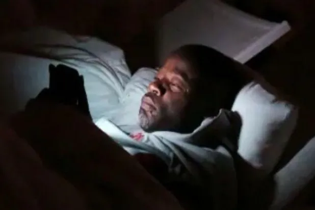 الضوء الأزرق من الأجهزة الإلكترونية يضر بشرتك كأشعة الشمس