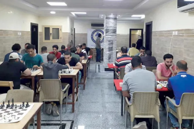 لاعبو الشطرنج يعودون إلى الطاولات مجدداً في مصر
