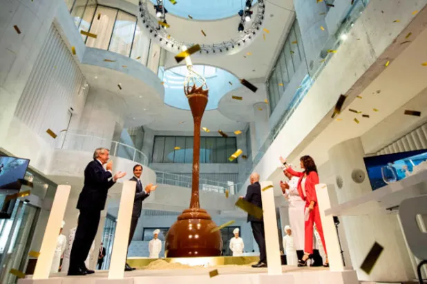 «لينت» السويسرية تلمّع صورتها بنافورة شوكولا عملاقة