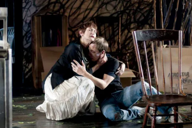 مشهد من مسرحية «نورس البحر» لتشيخوف بإخراج الكندي بيتر هنتون 2014