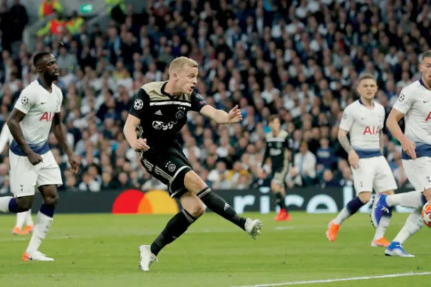 فان دي بيك يهز شباك توتنهام في نصف نهائي دوري الأبطال عام 2019 (الغارديان)