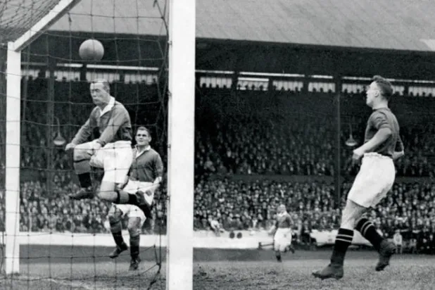 هيوي غالاكر يحرز هدفاً لتشيلسي من الأهداف الستة التي هزت شباك مانشستر يونايتد عام 1930 (غيتي)