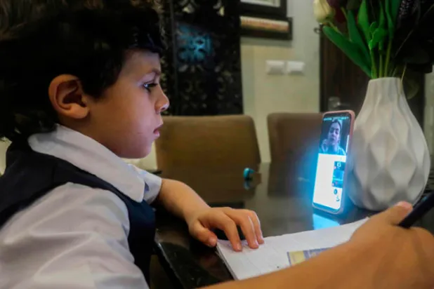 معلمون يرممون مدرستهم خلال {عطلة كورونا} في الضفة