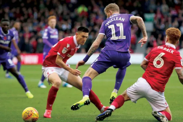 لاعبو فورست بالقميص الأحمر خلال مواجهة ستوك التي أضاعت حلمهم بالصعود الموسم الماضي (الغارديان)