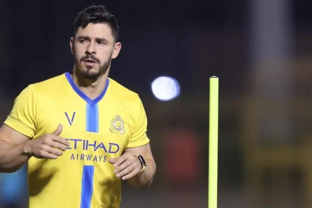 جوليانو ينفي شائعات رحيله عن النصر