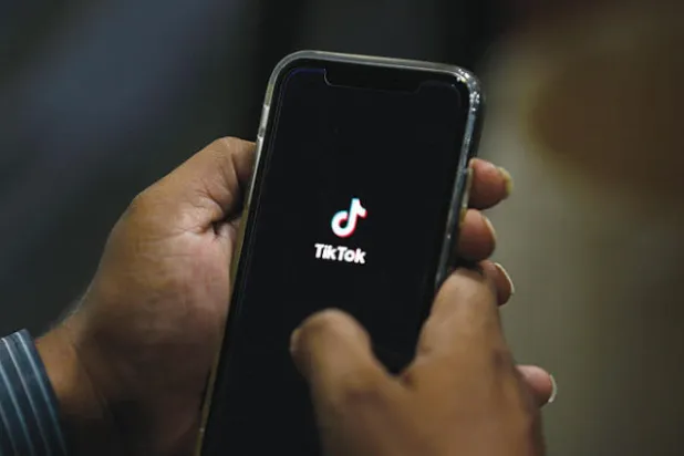 إثارة الساعات الأخيرة... «تيك توك» تسعى لإرضاء الجميع ومصيرها غامض