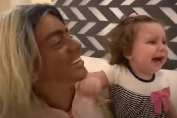 موجة استياء من «يوتيوبر» مصري وزوجته أرهبا طفلتهما... وتحرك رسمي ضدهما