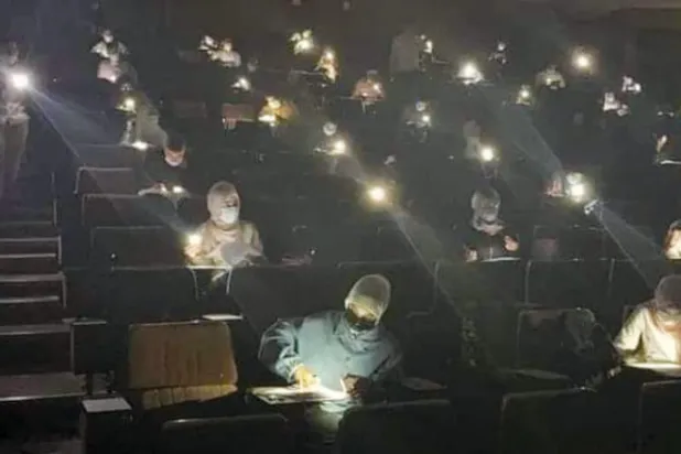 طلاب الطب في ليبيا يمتحنون على ضوء الجوال