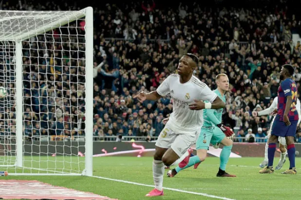 جونيور يحتفل بهز شباك برشلونة في الكلاسيكو الإسباني مطلع الموسم الماضي (الشرق الأوسط)