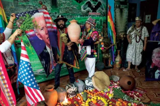 عرافون من بيرو يختلفون على الفائز بالرئاسة الأميركية