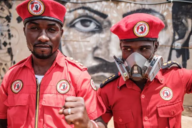 سرقوا أسلحة الحراس... هروب مئات القتلة واللصوص والمغتصبين من سجن في أوغندا