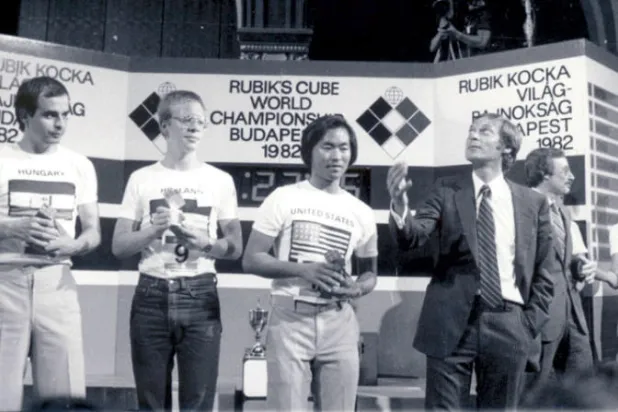 إرنو روبيك مخترع المكعب السحري مع الفائزين ببطولة العالم عام 1982 (نيويورك تايمز)