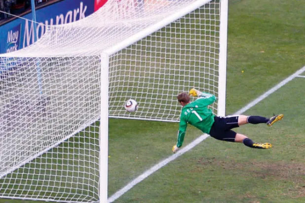 الكرة التي سددها لامبارد تجاوزت خط المرمى لكن حكم اللقاء لم يحتسبها هدفاً (غيتي)