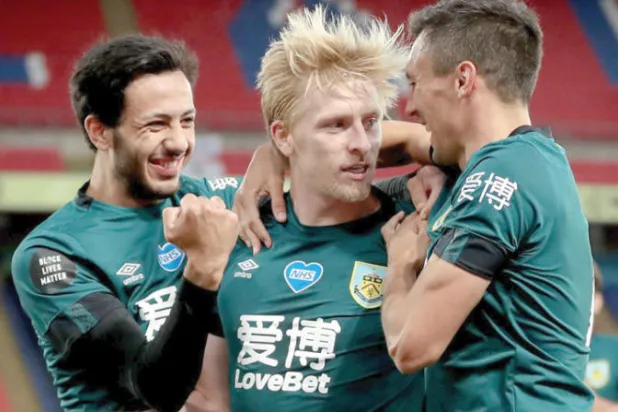 قائد بيرنلي يتحدث عن كرة القدم «الحزينة» من دون جمهورها... وتطلعات فريقه في الموسم الجديد