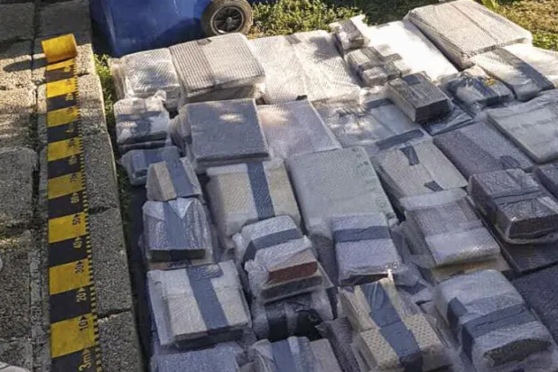 العثور على كتب بملايين الدولارات سرقت من لندن أسفل منزل في رومانيا