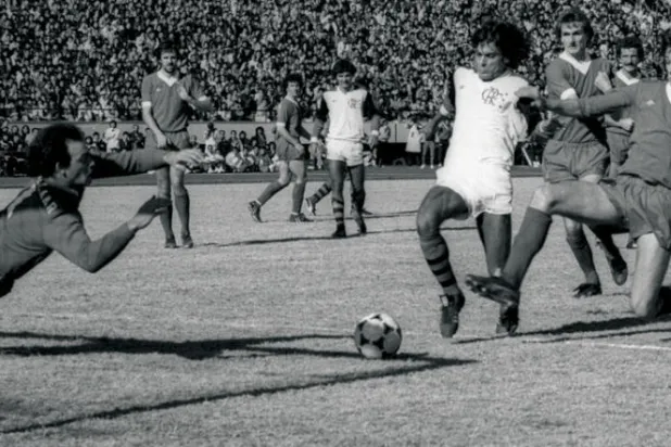 زيكو قاد فلامنغو للفوز على ليفربول بثلاثية نظيفة في نهائي كأس العالم للأندية عام 1981 (الشرق الأوسط)