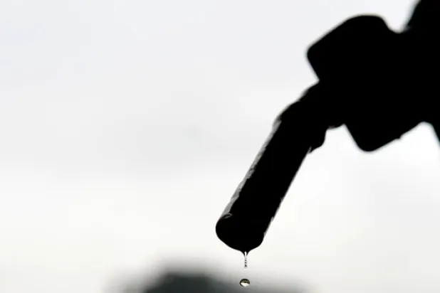 Benzinin litre satış fiyatına 19 kuruş indirim yapıldı