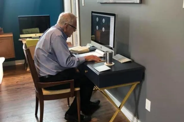 مصرّاً على أداء رسالته... أستاذ جامعي تسعيني يدرّس طلابه عن بعد وسط تفشي «كورونا» (فيديو)