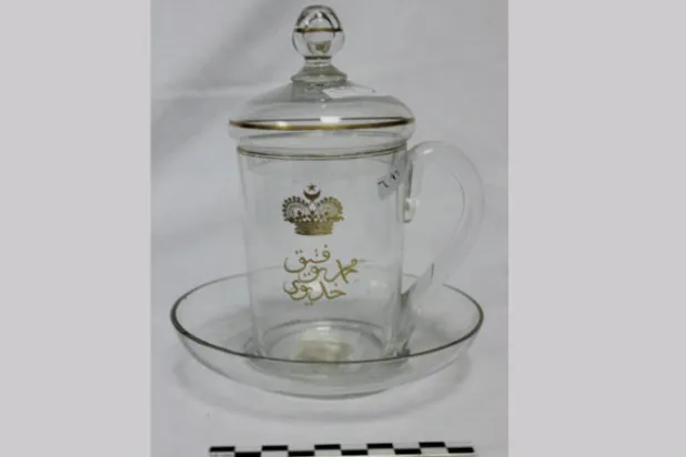 اسم الخديو محمد توفيق على كأس زجاجية نادرة