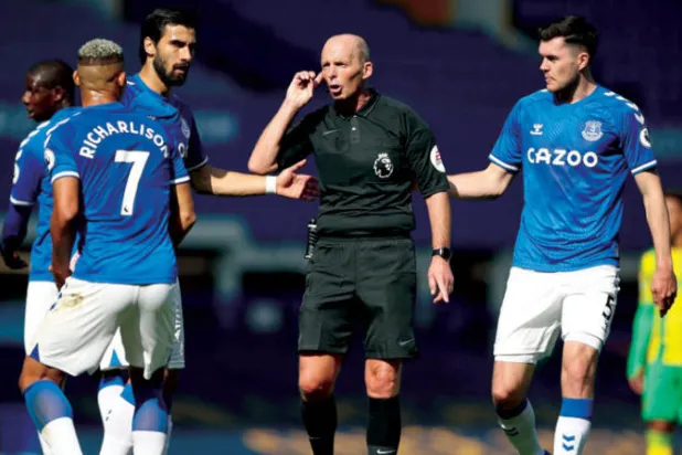 لاعبو إيفرتون ينتظرون قرار الحكم مايك دين بعد استشارة «فار» وقبل إلغاء هدف كالفرت لوين (رويترز)