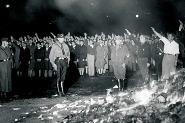 «إحراق الكتب»... حرائق العقل