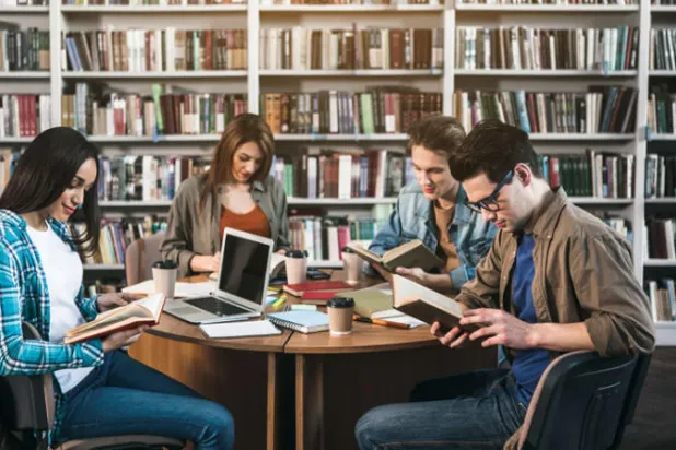 القراءة الجماعية تعزز الإبداع اللغوي