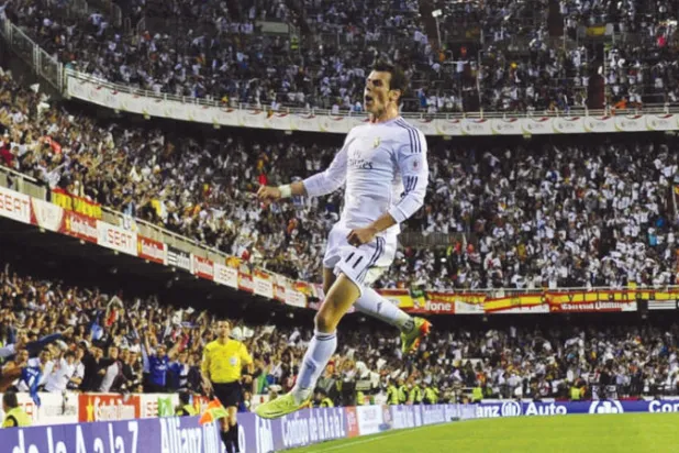 بيل وجماهير ريال مدريد التي رددت اسمه قبل أن تطالب برحيله (غيتي)