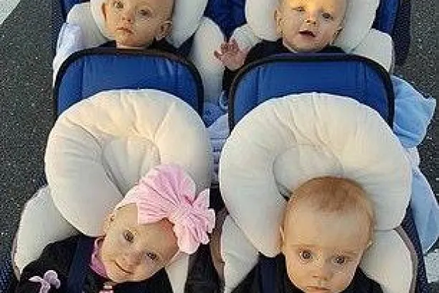 بعد 6 حالات إجهاض... أميركية تعاني من مشكلات بالخصوبة ترزق بـ«توأم رباعي»