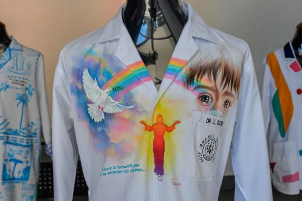 تحويل سترات أطباء إلى تحف فنية في بنما لمواجهة «كورونا»