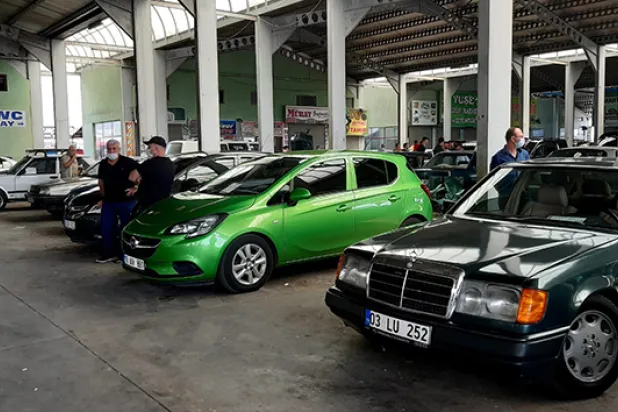 İkinci el araçlarda fiyatlar yükselmeye devam ediyor: '25 yaşındaki araca 60 bin lira değer biçiliyor, sattığın fiyata tekrar araç alamıyorsun'