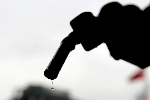 Benzinin litre satış fiyatında 15 kuruşluk indirime gidildi