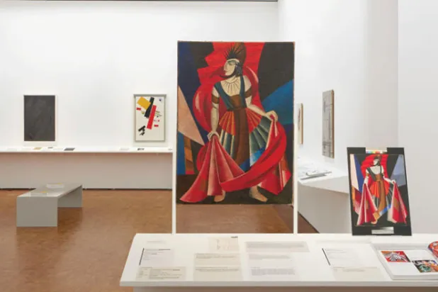 من اليسار إلى اليمين: أسود على أسود للفنان ألكسندر إيكستر (كريسنت شيفي)