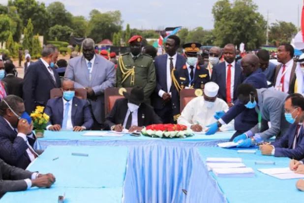 Çad Cumhurbaşkanı İdris Debi (sağda), Salva Kiir (ortada) ve Abdulfettah el-Burhan dün barış anlaşması imza törenindeyken (Reuters)
