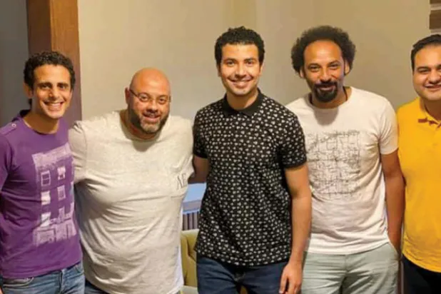 الفنان الشاب محمد أنور في لقطة مع صناع مسلسه الجديد (حساب الفنان الرسمي على فيسبوك)