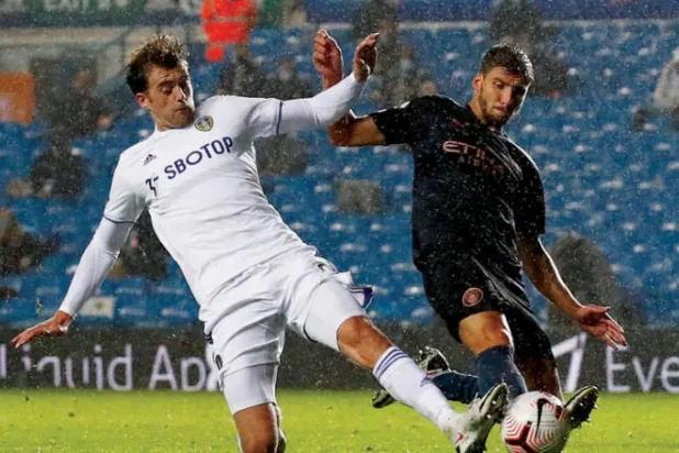 دياش (يمين) يشارك للمرة الأولى مع مانشستر سيتي أمام ليدز (رويترز)