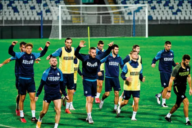 لاعبو منتخب كوسوفو يعرفون أن الفوز على الجارة مقدونيا الشمالية سيقربهم جداً من البطولة القارية (أ.ف.ب)