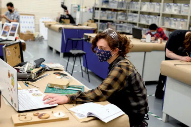 «كورونا» ينتشر في جامعات بريطانية ويحولها إلى «سجون»