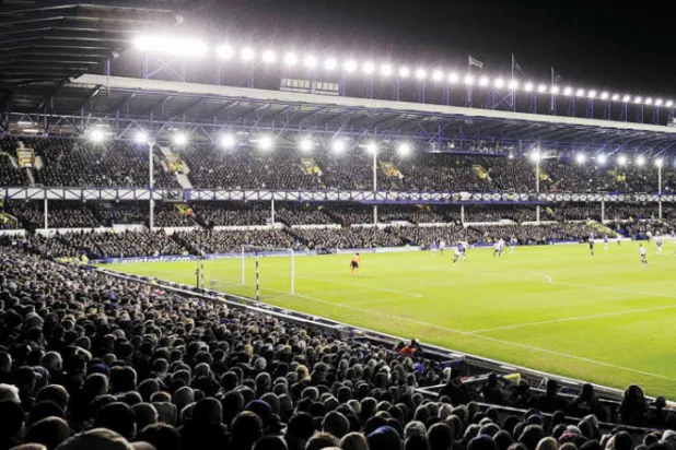 ملعب إيفرتون مكتظ عن آخره في فبراير الماضي... تُرى كم عدد من سيعودون إليه؟ (غيتي)