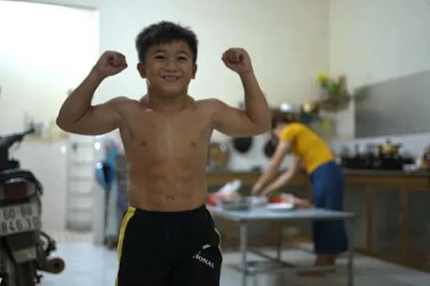 «متلازمة سوبرمان»... طفل فيتنامي في العاشرة بعضلات لاعب كمال أجسام