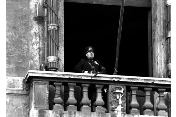 Kovid-19’u yenen Trump’ın görüntüleri, Mussolini’nin balkonu ile ilişkilendiriliyor