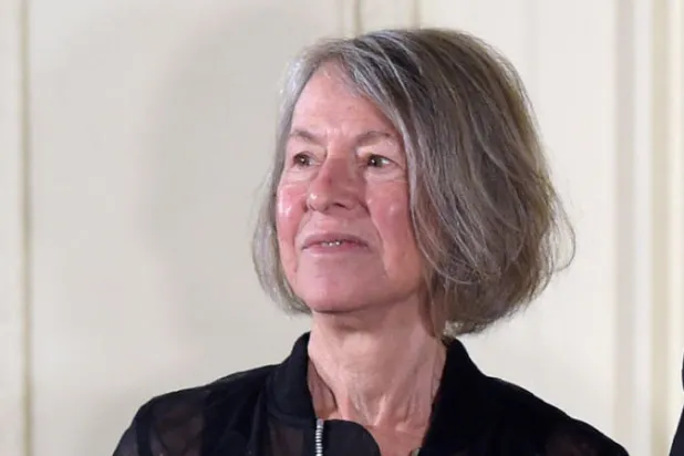 لويز غليك تتحدث عن الشعر والشيخوخة والمفاجأة «التي لم تستعد لها»