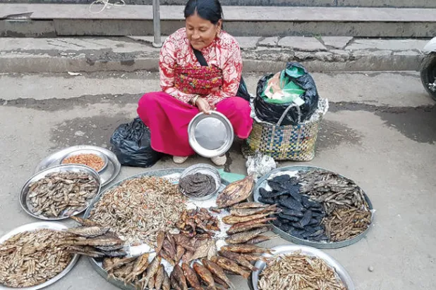 تنتشر البائعات في السوق عبر ثلاثة بنايات وسوقاً مفتوحة هائلة الاتساع.  وتفصل بين المتاجر مجموعة متنوعة من السلع (غيتي)