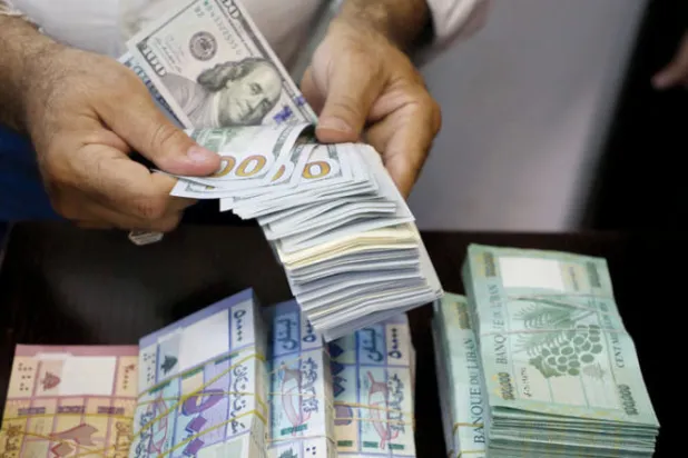 تحويلات المغتربين متنفس اللبنانيين الغارقين في أزماتهم